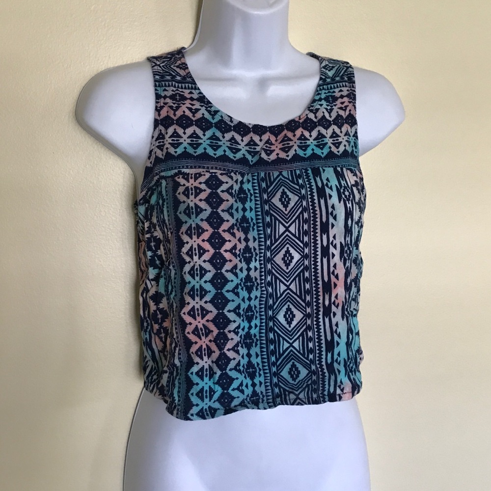 Zippered Cutout Crop Tank - Picture 5 of 6